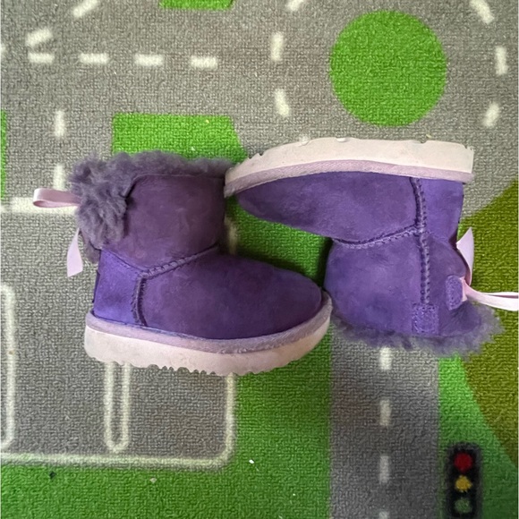 Gently Used T Mini Bailey Bow II Ugg Boots - Picture 2 of 4